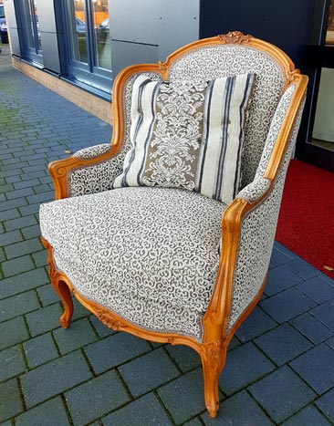 Antiker Sessel neu bezogen