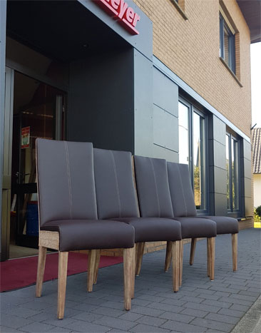 Stuhl mit Kunstleder bezogen